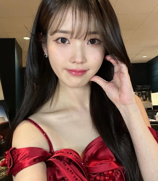 가수 겸 배우 아이유.<아이유 SNS 캡처>